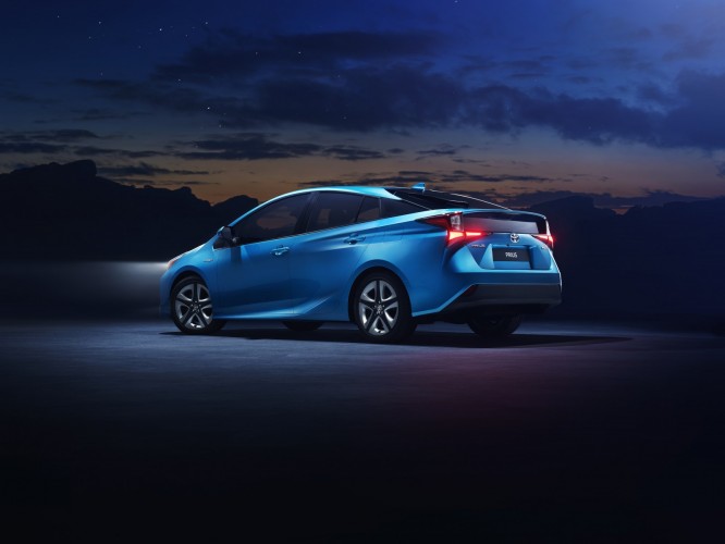 la nuova toyota prius svelata al salone di los angeles con il nuovo sistema hybrid awd-i